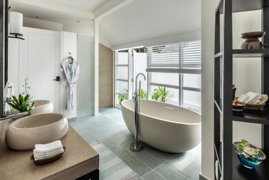 Four Seasons Resort Maldives at Kuda Huraa (North Male atoll) 5* Four Seasons Resort Maldives at Kuda Huraa (North Male atoll) 5*