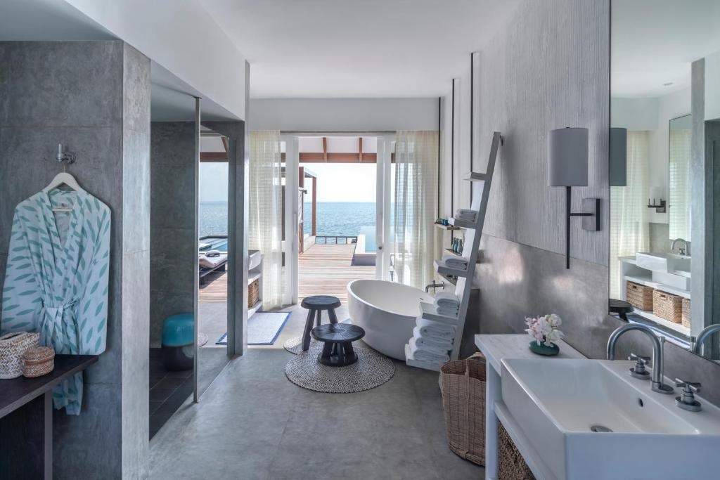 Four Seasons Resort Maldives at Landaa Giraavaru (Baa atoll) 5* Four Seasons Resort Maldives at Landaa Giraavaru (Baa atoll) 5*