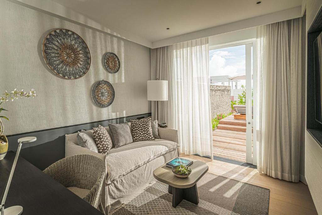 Four Seasons Resort Maldives at Landaa Giraavaru (Baa atoll) 5* Four Seasons Resort Maldives at Landaa Giraavaru (Baa atoll) 5*