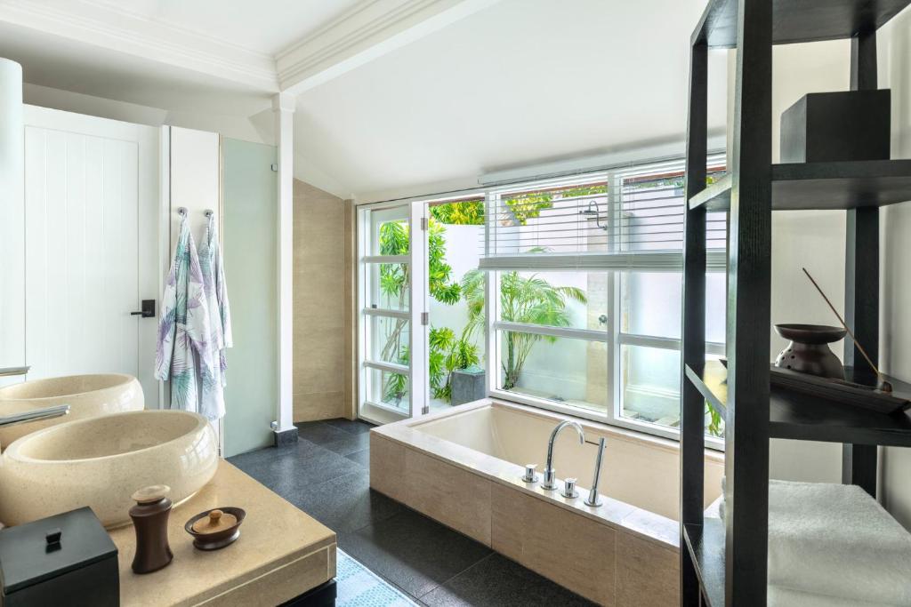 Four Seasons Resort Maldives at Kuda Huraa (North Male atoll) 5* Four Seasons Resort Maldives at Kuda Huraa (North Male atoll) 5*