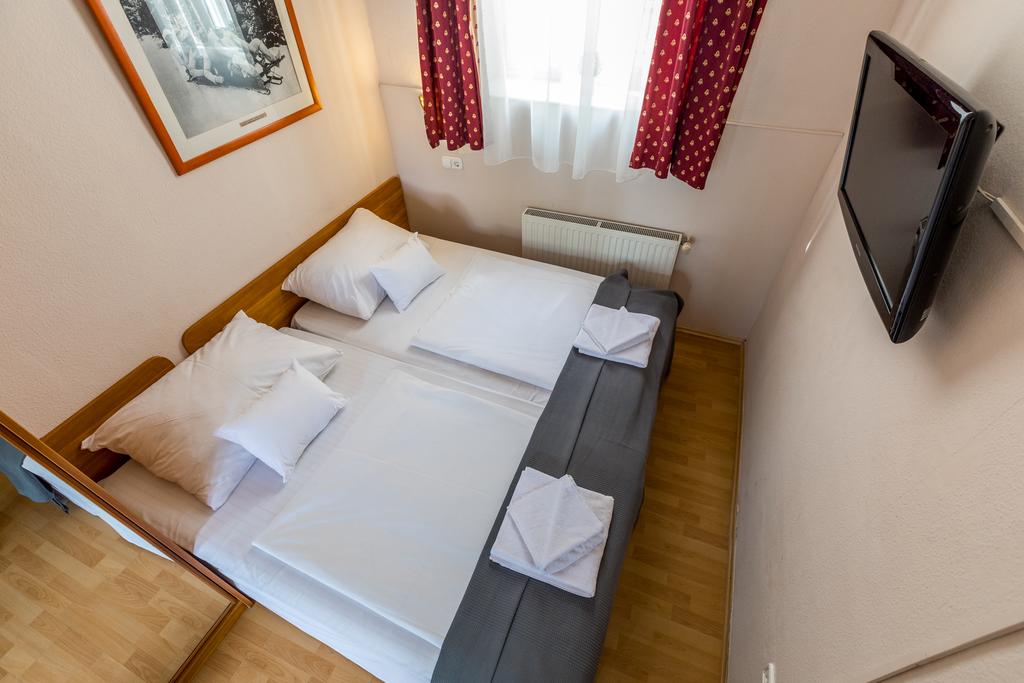 Csаszаr Hotel  3*