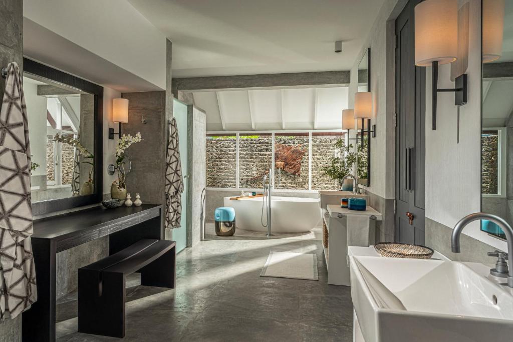 Four Seasons Resort Maldives at Landaa Giraavaru (Baa atoll) 5* Four Seasons Resort Maldives at Landaa Giraavaru (Baa atoll) 5*