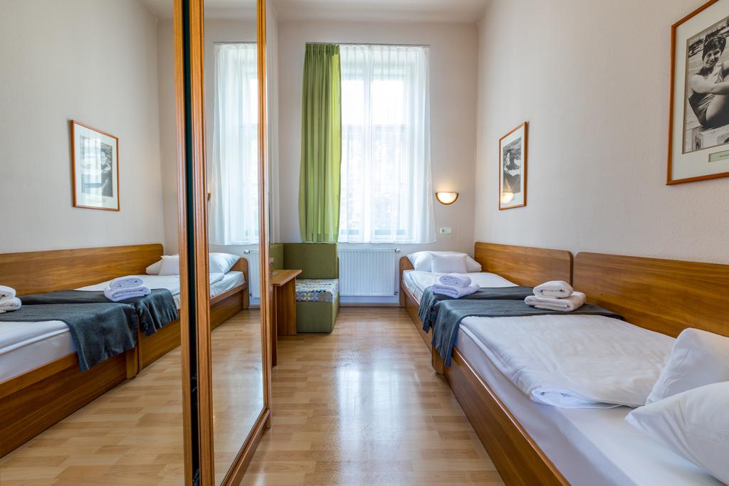 Csаszаr Hotel  3*