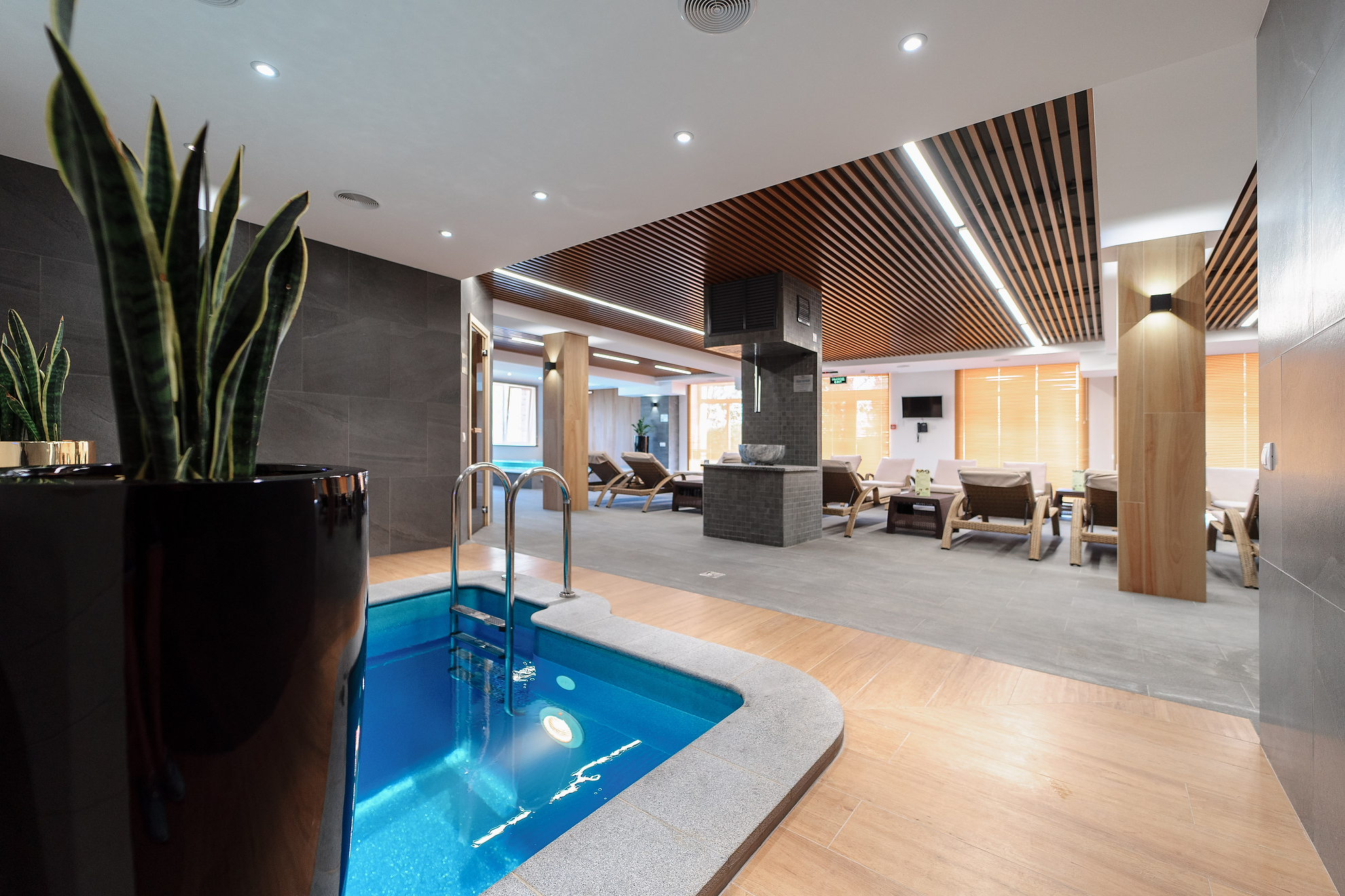 Спа в севастополе с бассейном. Аквамарин резорт и спа севастополь. Бухта ласпи отель бухта мечты. Бухта мечты ласпи бассейн. Аквамарин севастополь бассейн.